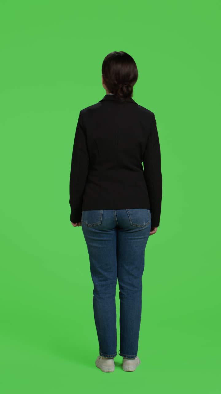 Video verticale: vista posteriore di un impiegato impaziente in ritardo