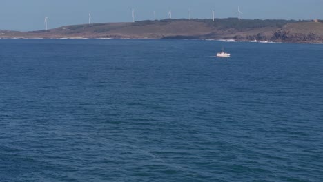 Vista-Lejana-Del-Parque-Eólico-De-Muxia-Al-Otro-Lado-Del-Océano-En-Coruña,-España