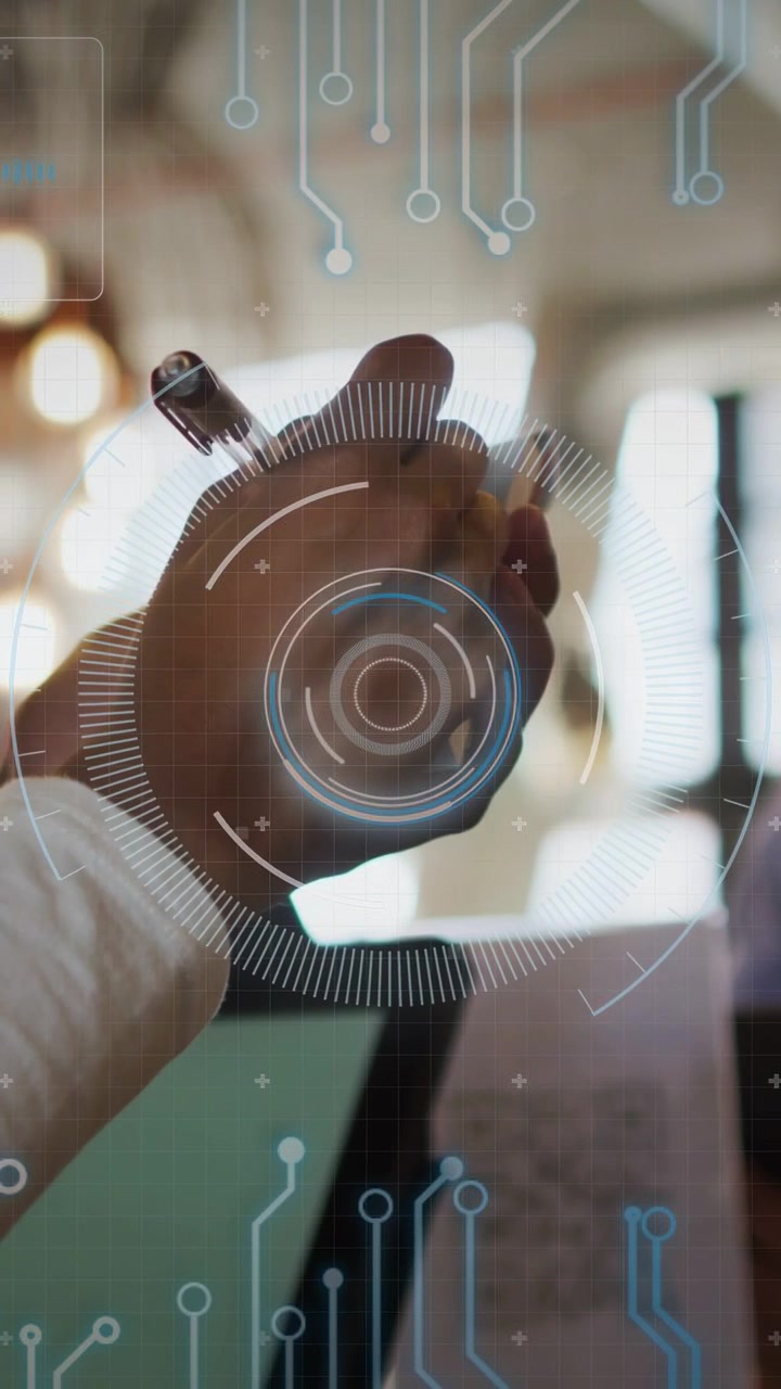 Vertikal video: UX-designer roterer og banker pen på skrivebordet, hvilket får HUD-ringe til at flytte sig til test.