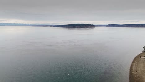 Toma-Aérea-De-La-Bahía-De-Wollochet-Y-Puget-Sound-En-Un-Día-Nublado-En-Gig-Harbor,-Estado-De-Washington