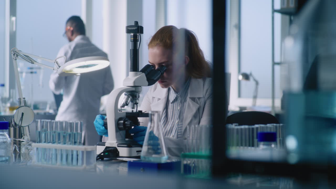 científico trabajando en un laboratorio con un microscopio