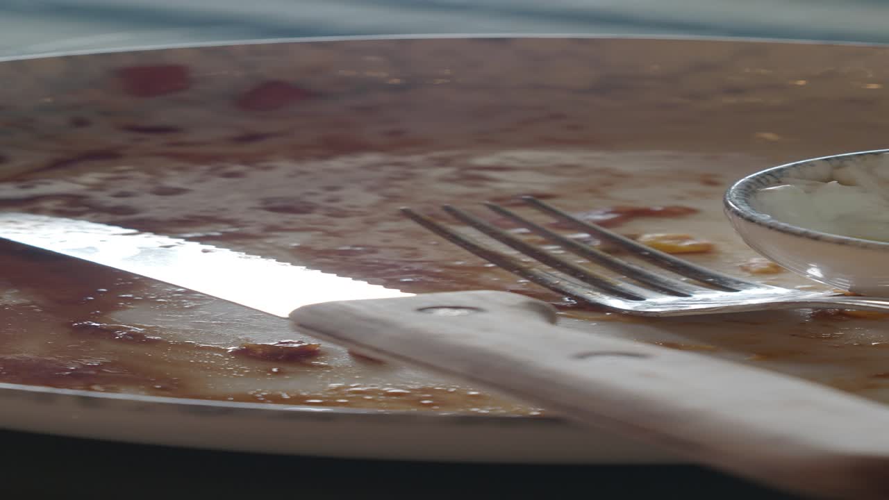 plato vacío con utensilios y sobras