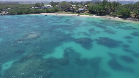 aguas azules de arrecifes de coral junto a la costa en la isla de mauricio en un brillante día soleado de vacaciones