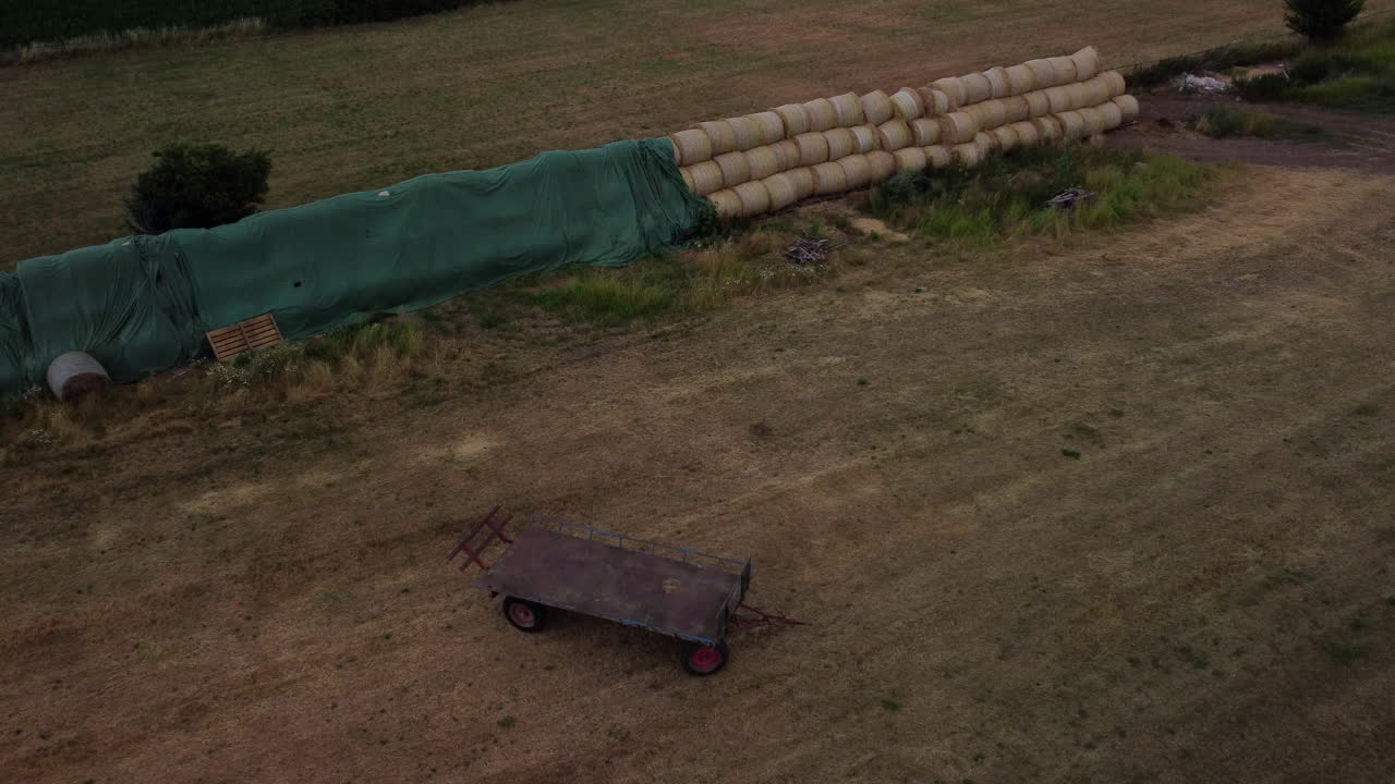 들판 한가운데 버려진 트레일러 앞의 상승 비행과 배경의 베일