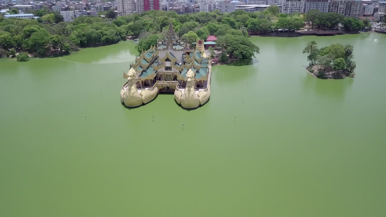 parque begyoke en el centro de yangon, myanmar