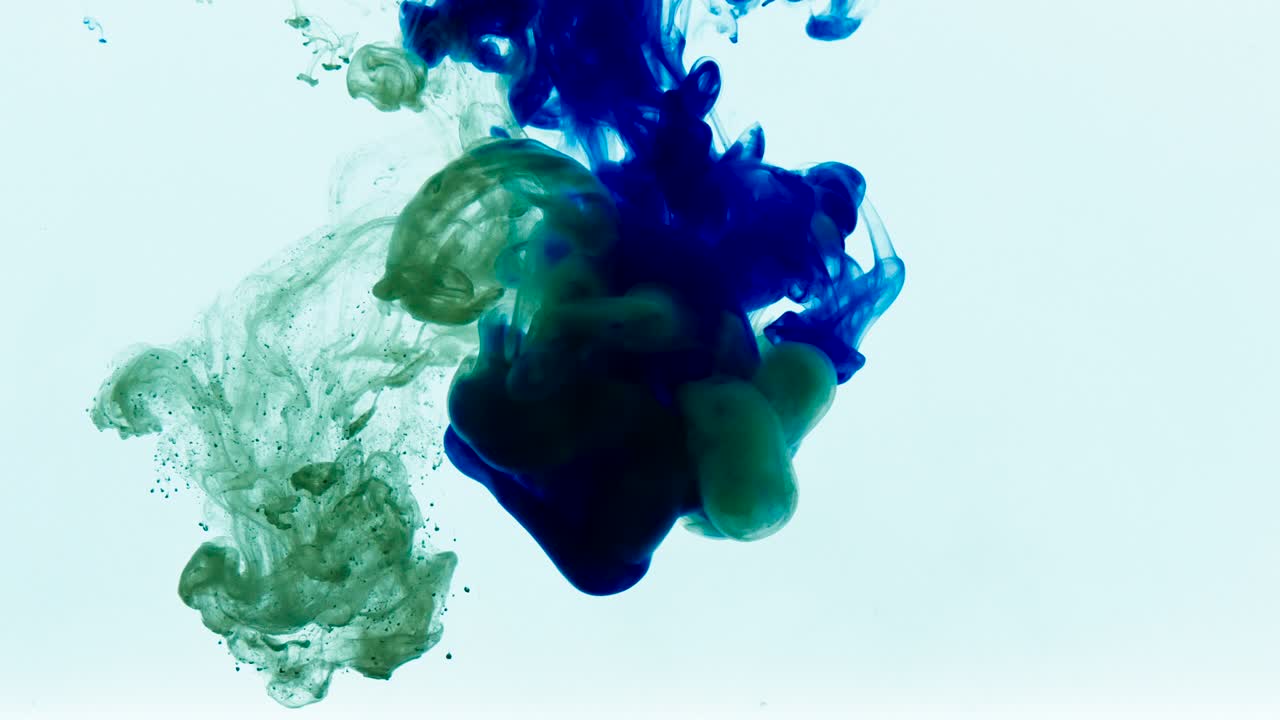 4k de imágenes de tinta de colores verde y azul cae en el agua, fondo abstracto aislado. verter tinta en el agua. mezcla de pintura submarina. giros lentos de tinte psicodélico, explosión de humo de colores. salpicaduras, líquido flotante