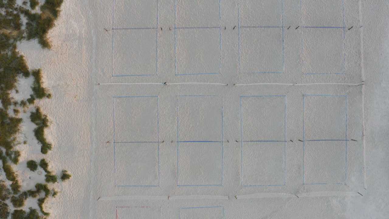 물 옆 해변에 있는 배구 코트의 4k 항공 평면도