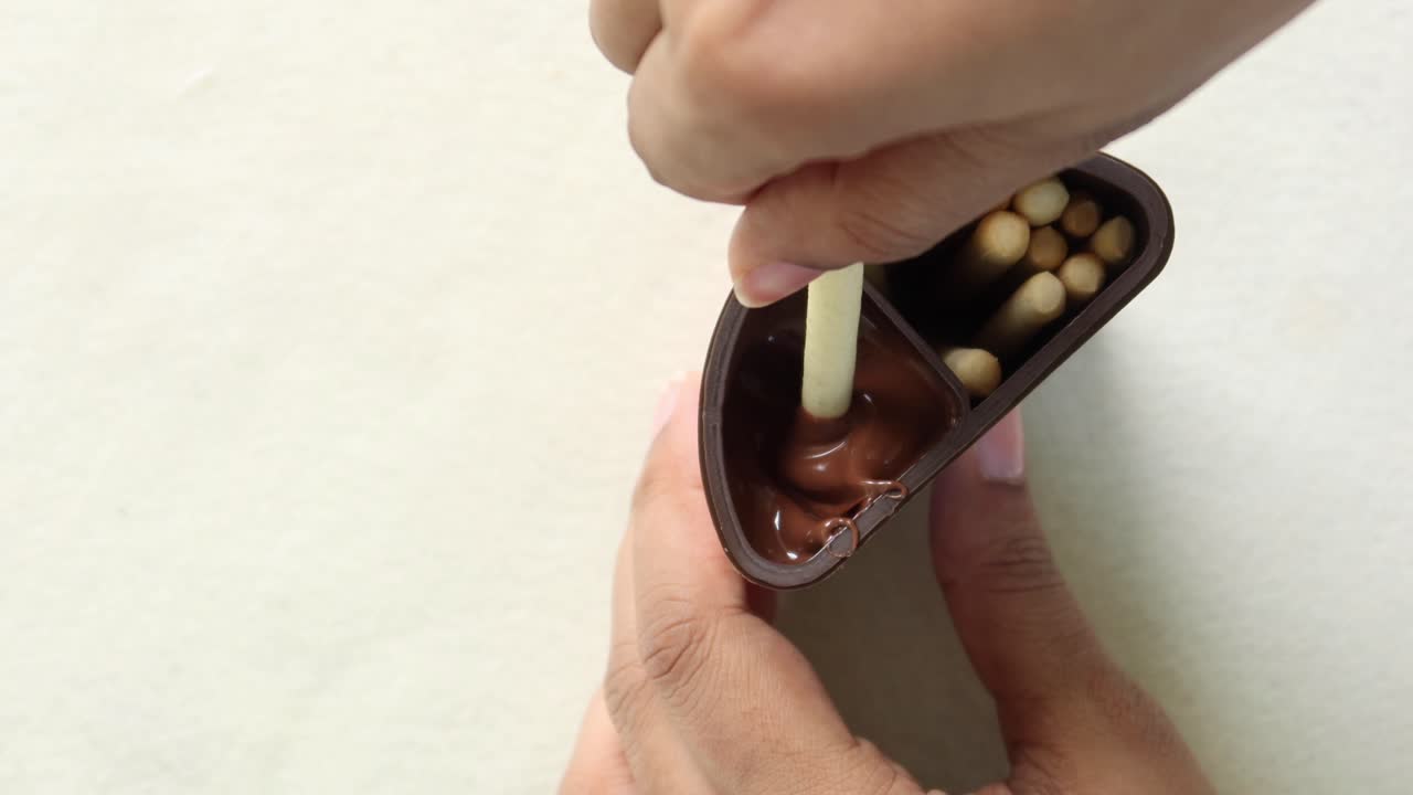 comiendo galletas con crema de chocolate de arriba hacia abajo ,