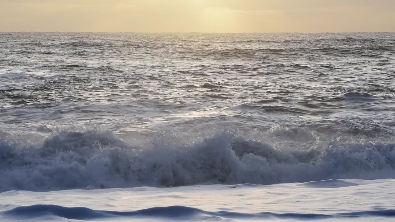 아이슬란드의 검은 너도밤나무에 파도가 치는 거친 겨울 바다