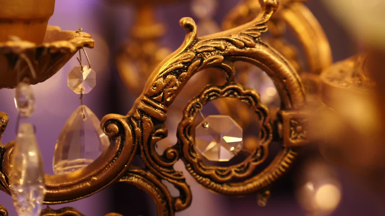 крупный план спиральной конструкции деревянной лампы