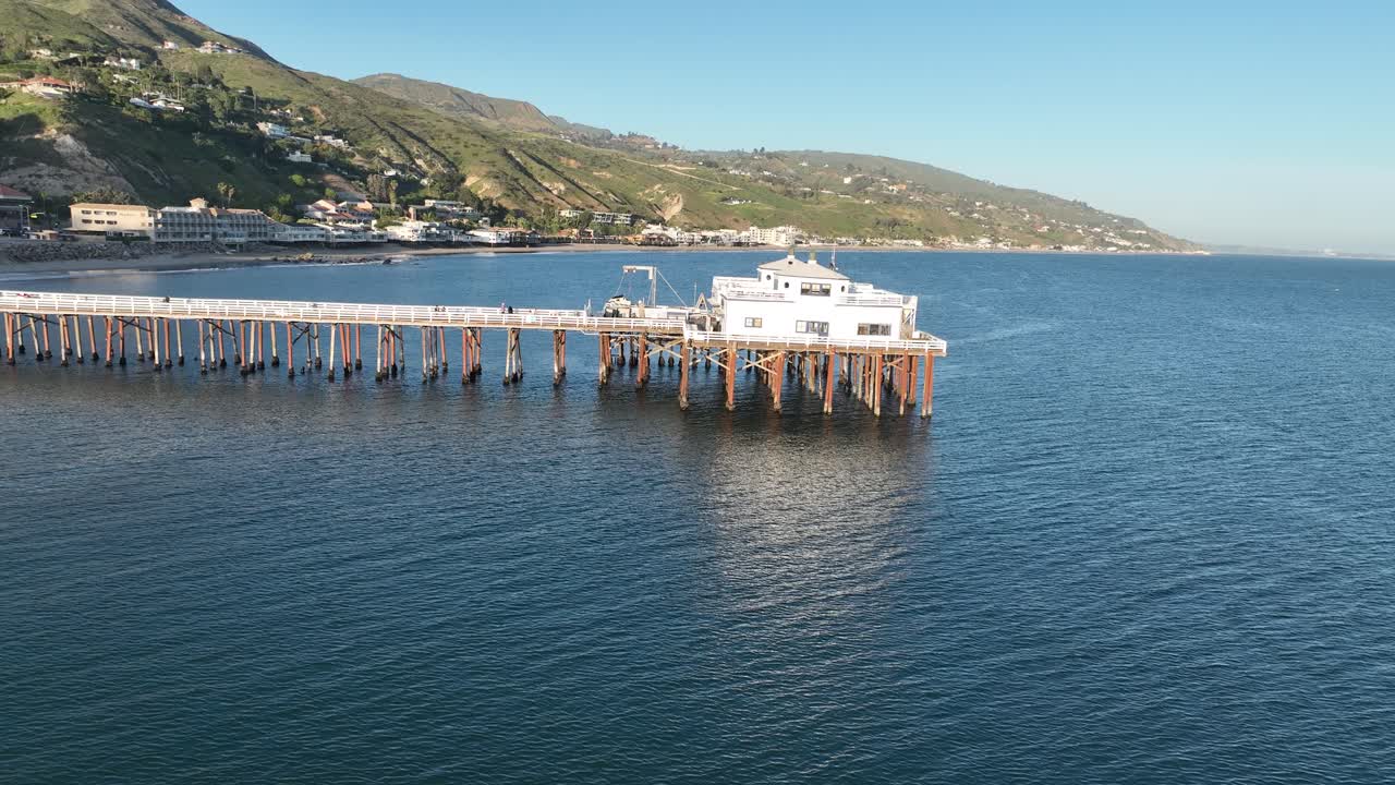 Vista aérea del muelle de Malibú en el soleado sur de California