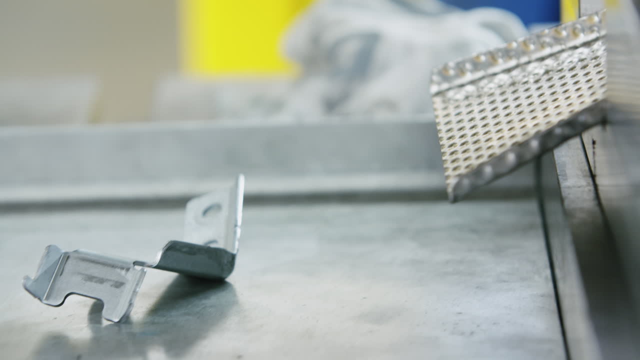 una parte de automóvil de metal que cae de una máquina automática moderna