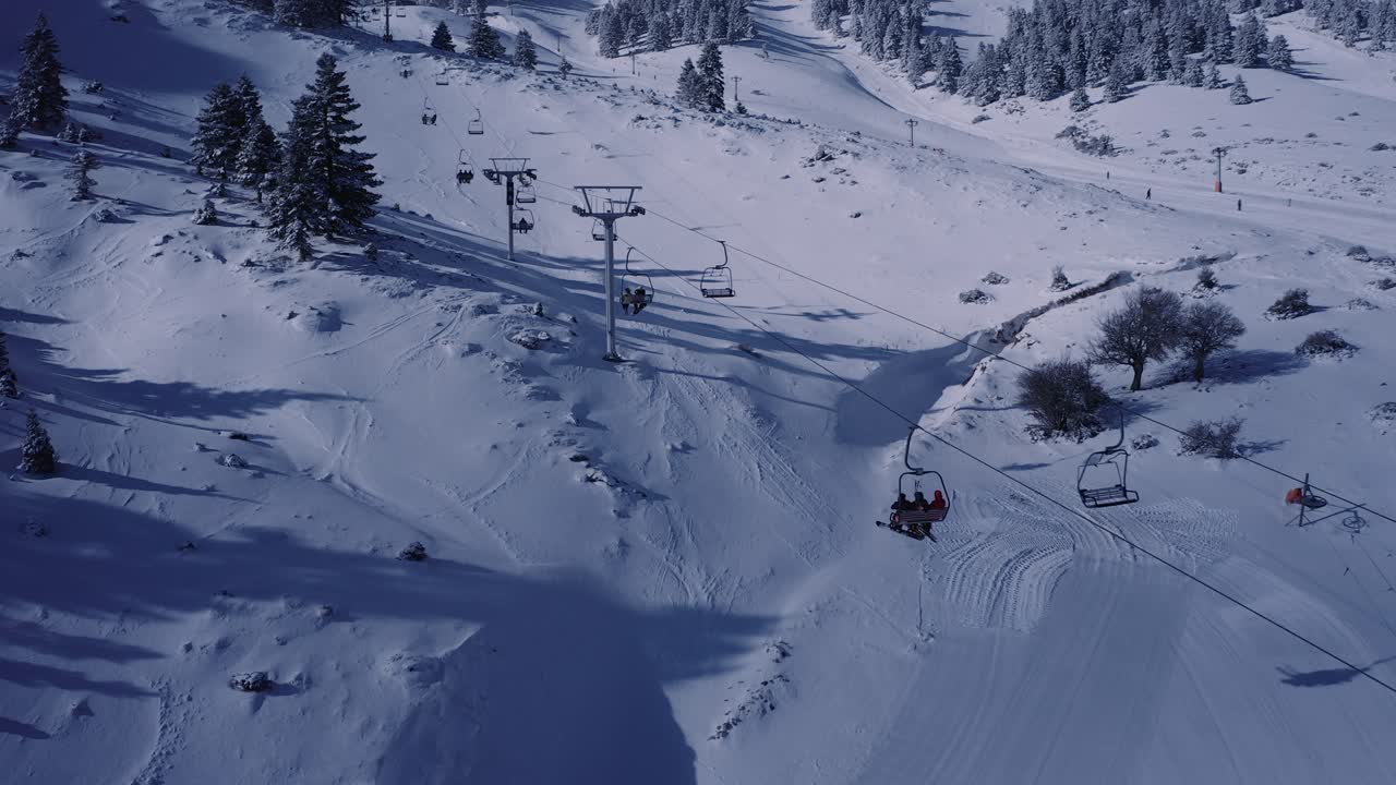 Skilift sul pendio di un grande comprensorio sciistico di Kalavrita in Grecia - ripresa aerea con drone