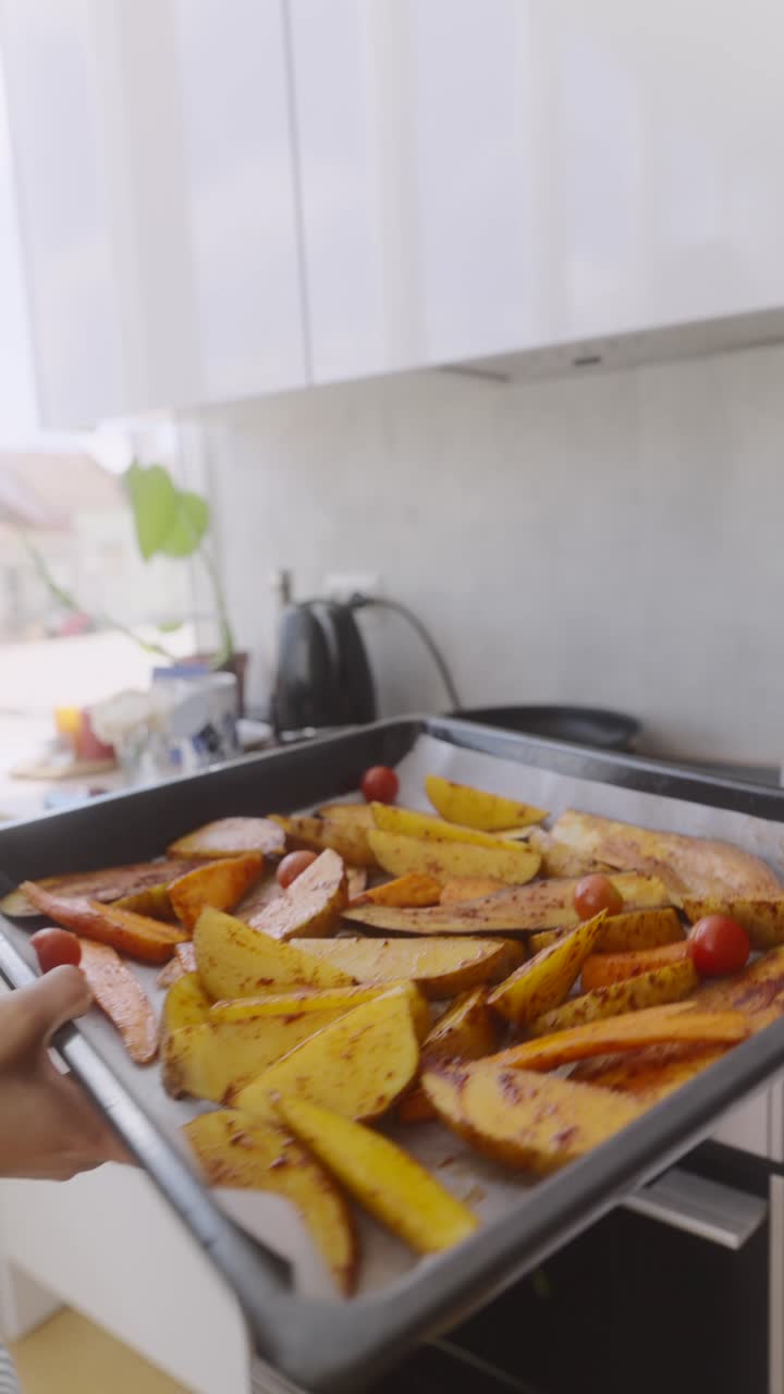 mujer preparando verduras asadas