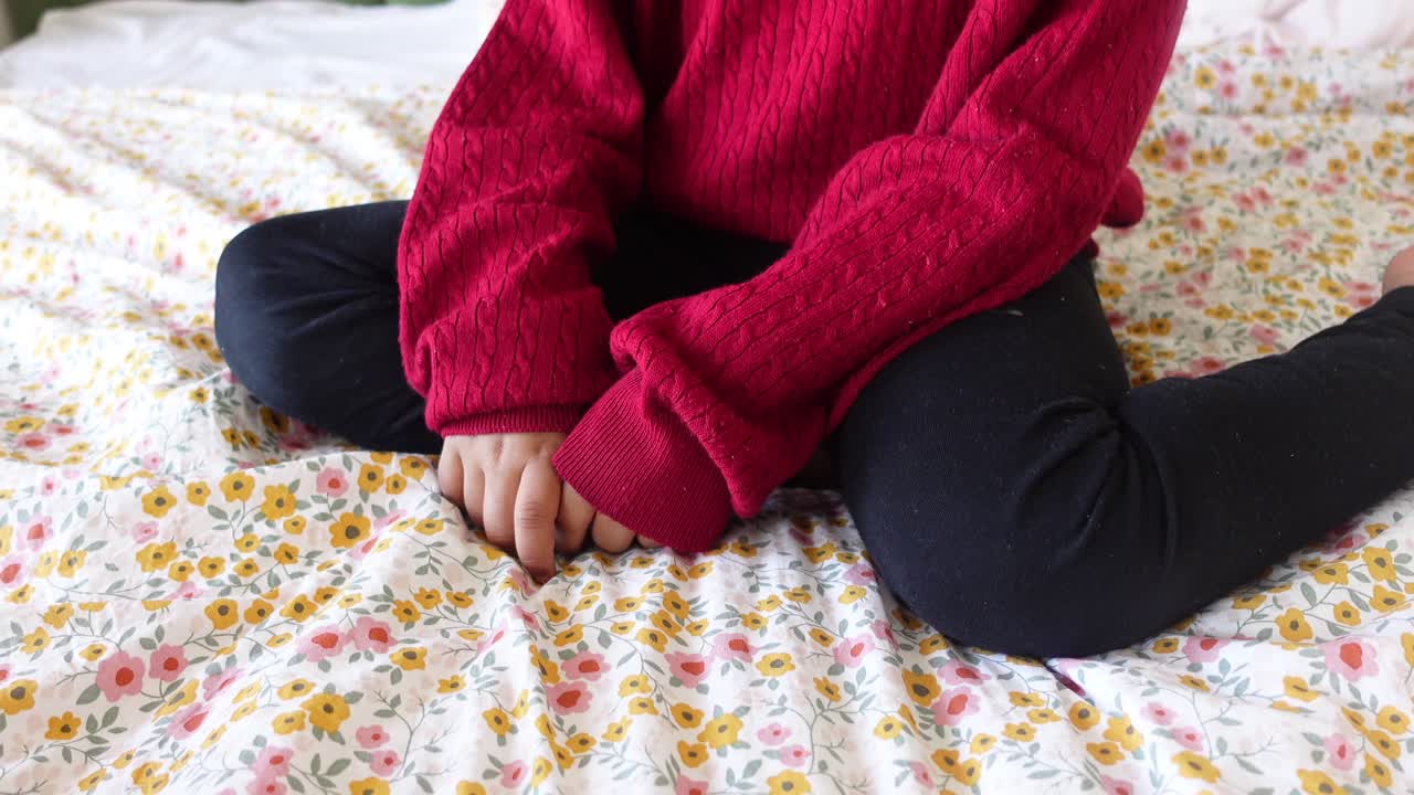 niño sentado en una cama