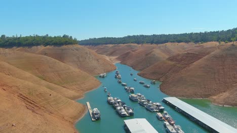 increíble antena sobre el lago oroville de california azotado por la sequía con bajos niveles de agua, costa en retroceso y casas flotantes varadas