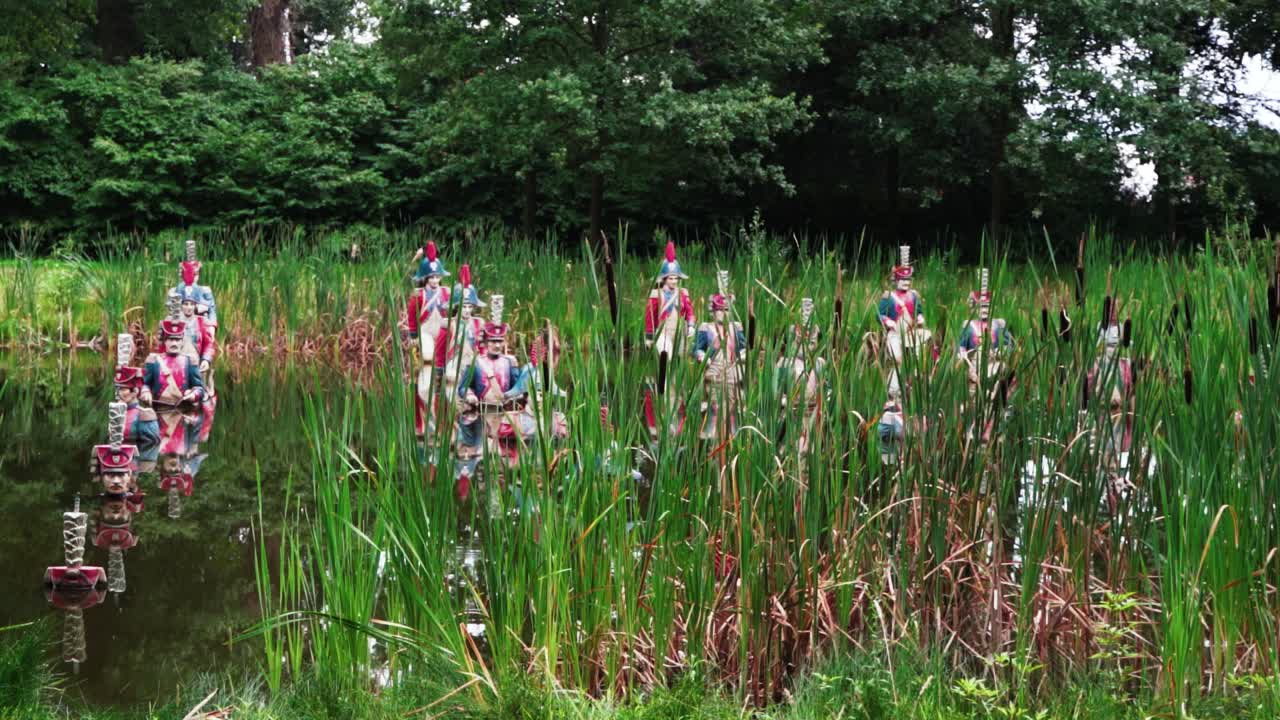 나폴레옹 의 군인 들 이 강 물 을 건너고, 오른쪽 에서 볼 수 있다