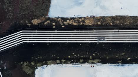 tuberías en la central eléctrica de reykjanes en islandia, de arriba hacia abajo