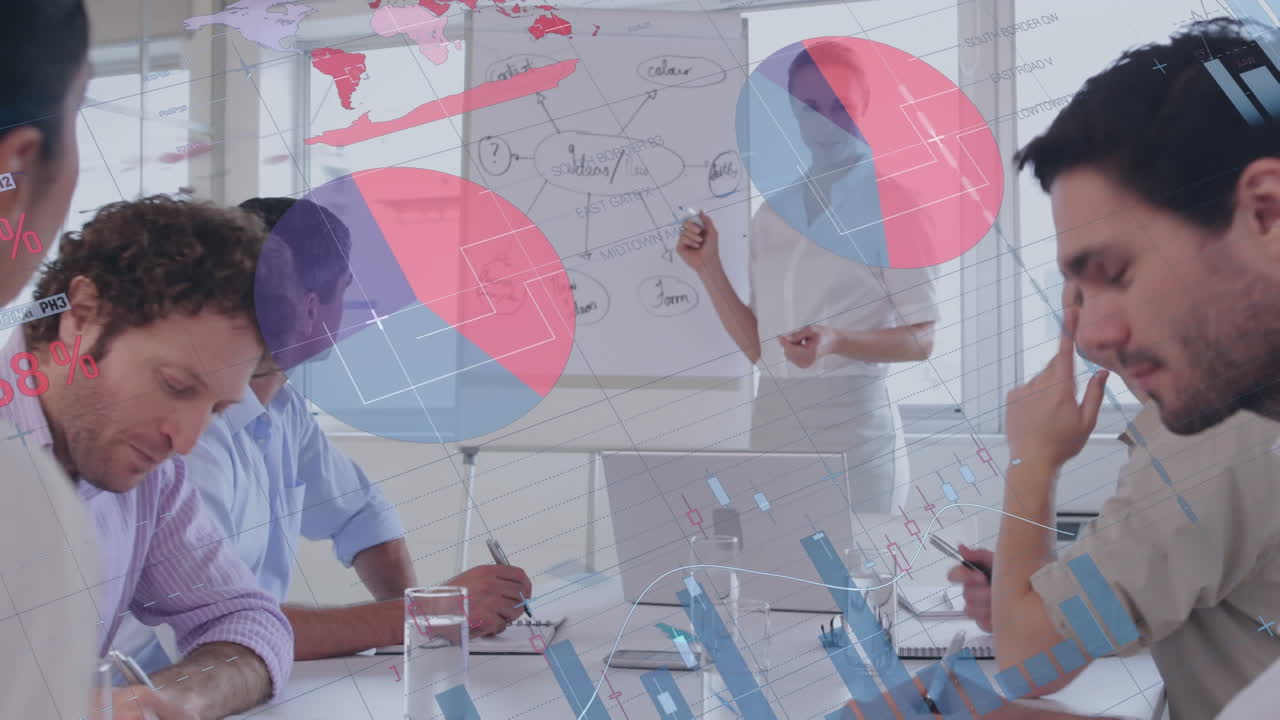 animación del procesamiento de datos financieros sobre diversas personas de negocios