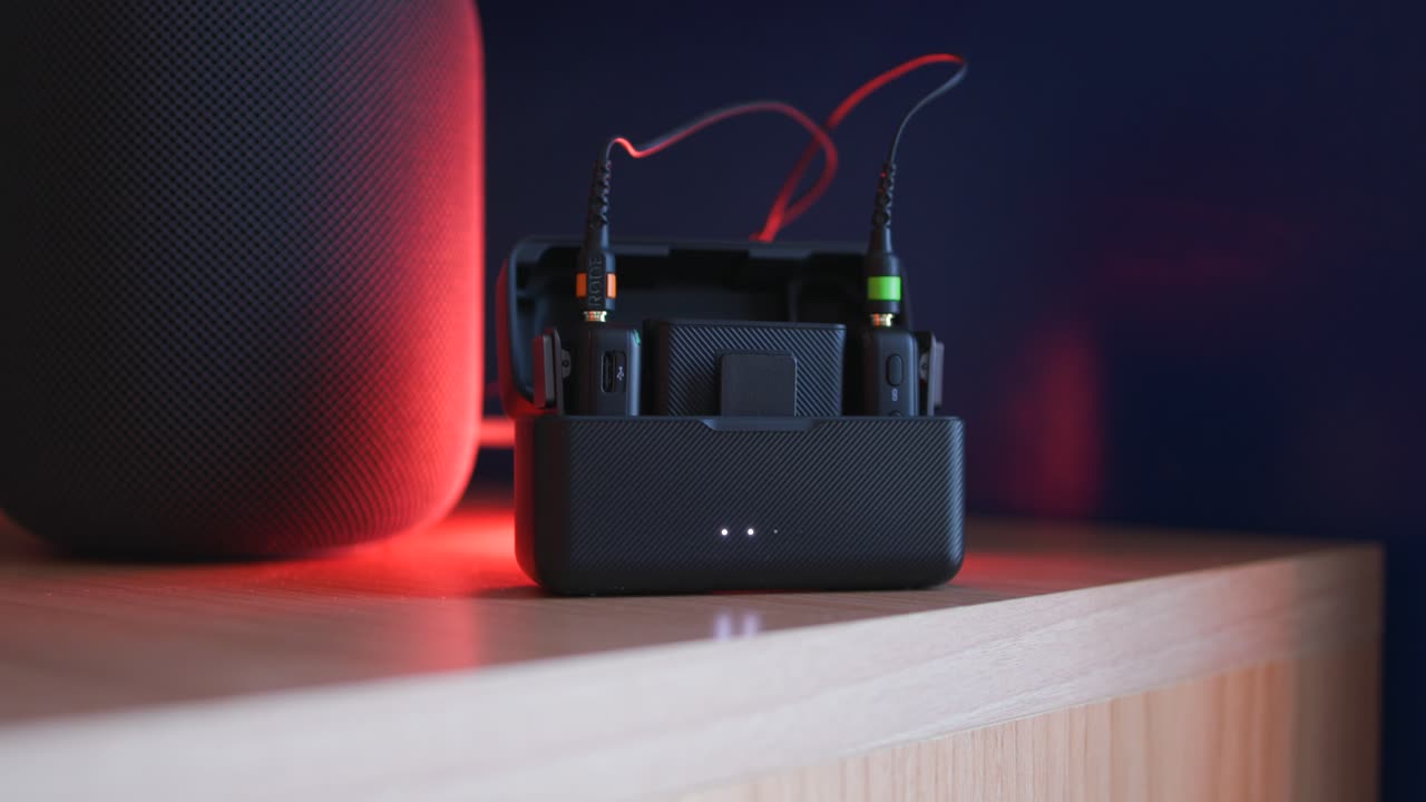 mano conectando algunos dispositivos de sonido.