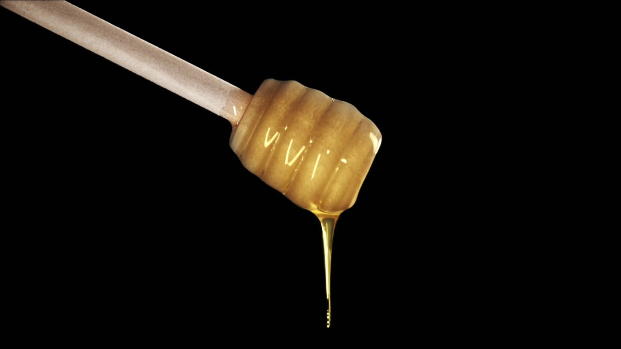 Miele che cola da un mestolo per miele con canale alfa