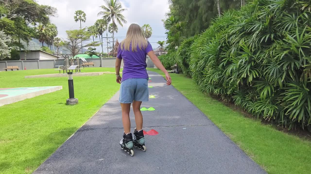 Kvinne på inline-skøyter i en park