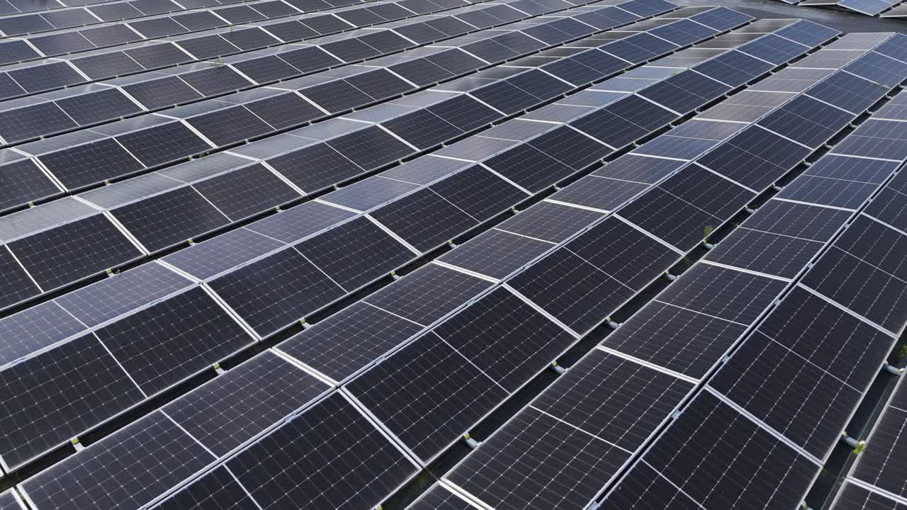 Primo piano aereo di pannelli solari, che catturano energia pulita dalla luce solare. Simbolo di energia rinnovabile, sostenibilità e tecnologia verde