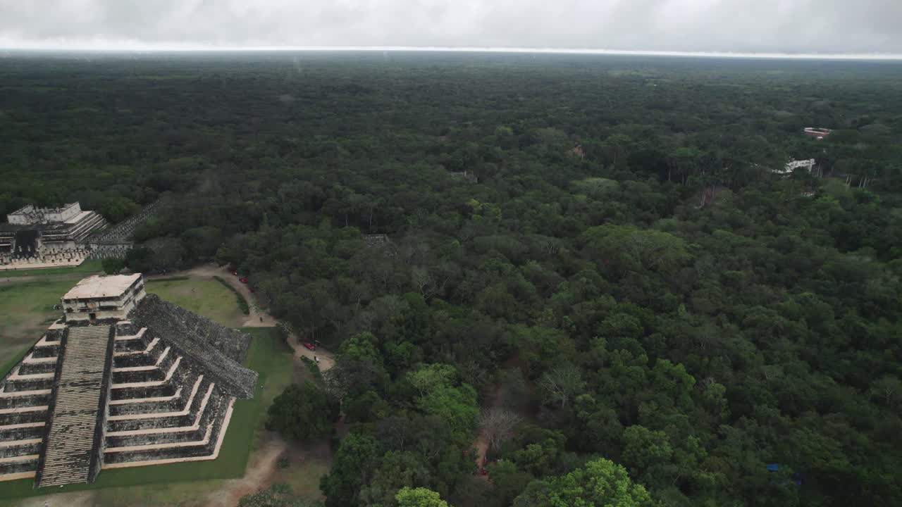 chichen itza pirámide aérea ruinas mayas pueblos mayas civilización avión no tripulado volando patrimonio mundial azteca península de yucatán valladolid cultura mexicana selva