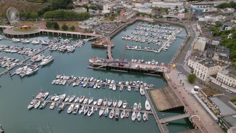 Establecimiento-De-Una-Vista-Aérea-De-La-Marina-Del-Puerto-De-Barcos-De-Torquay-En-La-Costa-De-Inglaterra