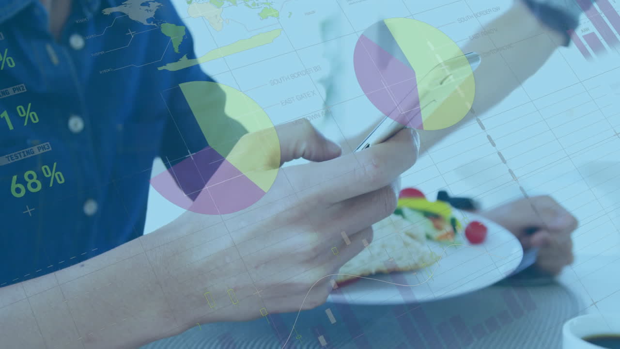 sosteniendo un teléfono inteligente, persona con comida sobre animación de visualización de datos