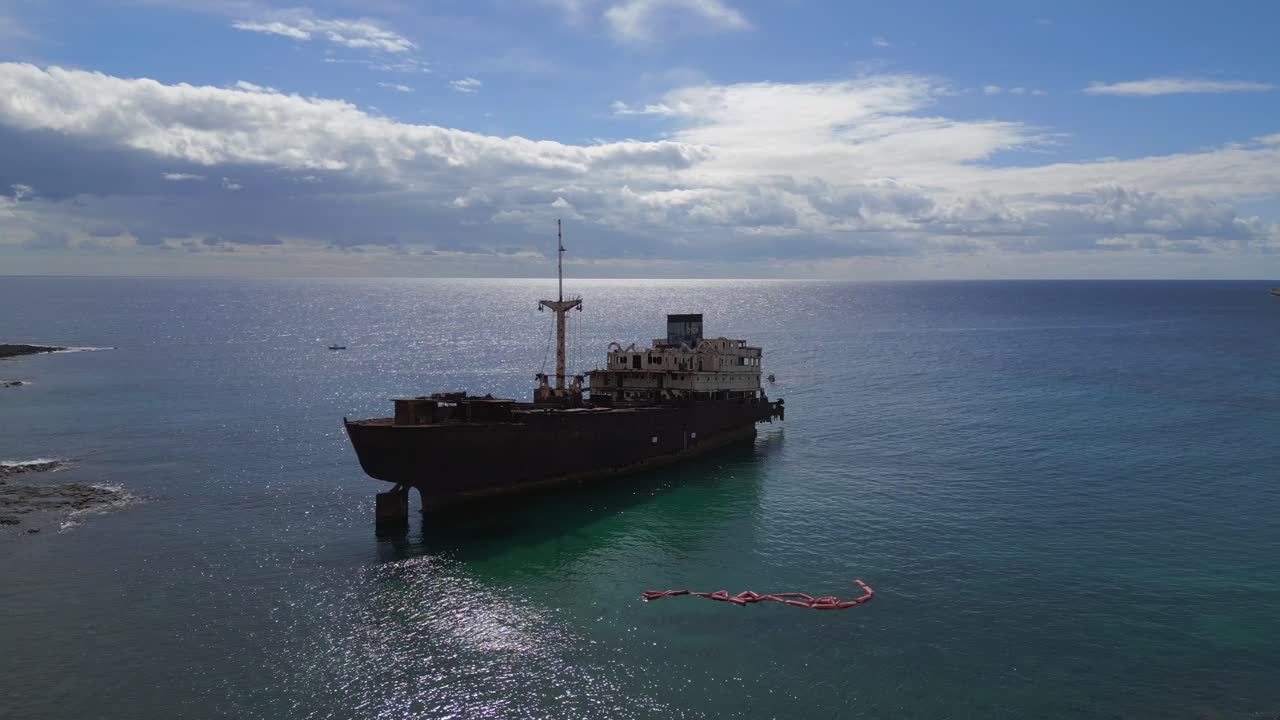 2023년 화창한 날 스페인 해변 란사로테 카나리아 제도에 환상적인 조감도 비행 다리 굴뚝 버려진 유령선 난파선