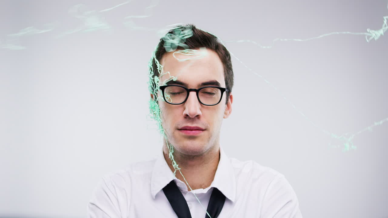 hombre con cuerdas verdes en la cabeza