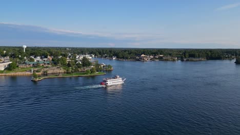 Alexandria-Bay-Luftaufnahme-Im-Sommer-Mit-Ausflugsboot