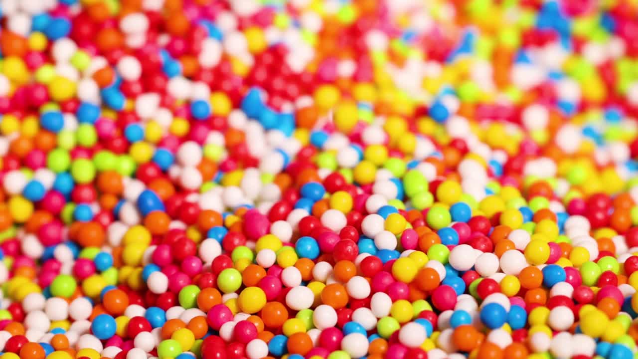 다채로운 사탕 스프링클러와 상호 작용하는 손