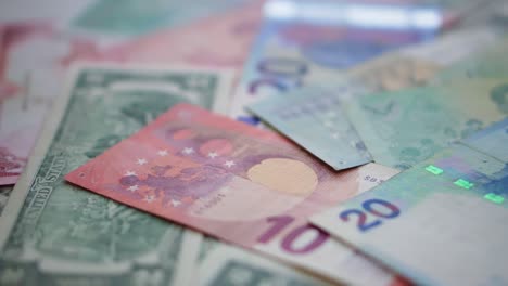 colección de monedas mundiales esparcidas en el fondo