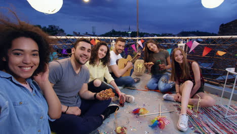 celebración de selfies en la fiesta en el techo con