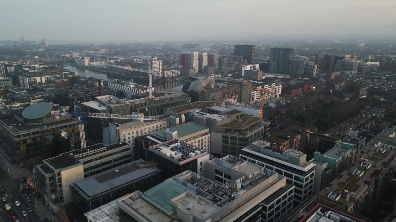 Vista Aérea da Área de Docklands em Dublin sob uma Luz Diurna Nebulosa, Hora do Pôr do Sol com Neblina - Irlanda