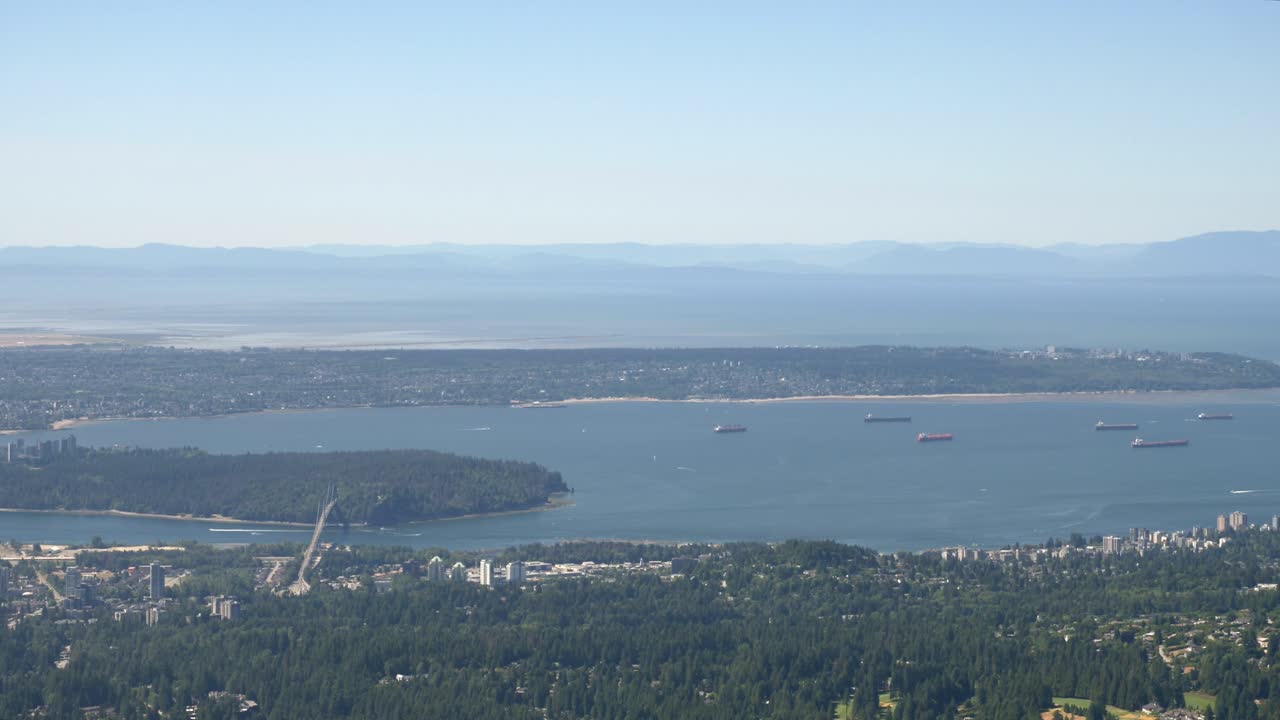 vista aérea del puente lions gate que conecta vancouver y stanley park en la columbia británica, canadá