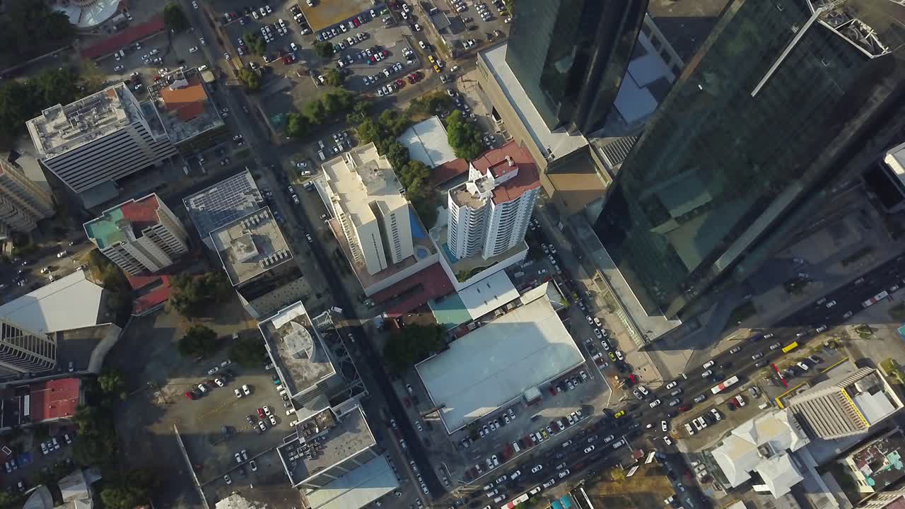 화창한 날 50번가에서 높은 초고층 건물의 공중 하향식 하강 및 교통