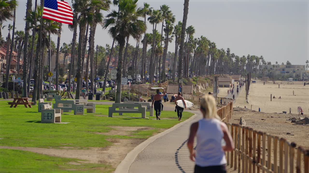 캘리포니아 헌팅턴 비치의 자전거 도로에서 조랑말 꼬리 조깅을 하는 금발 아가씨