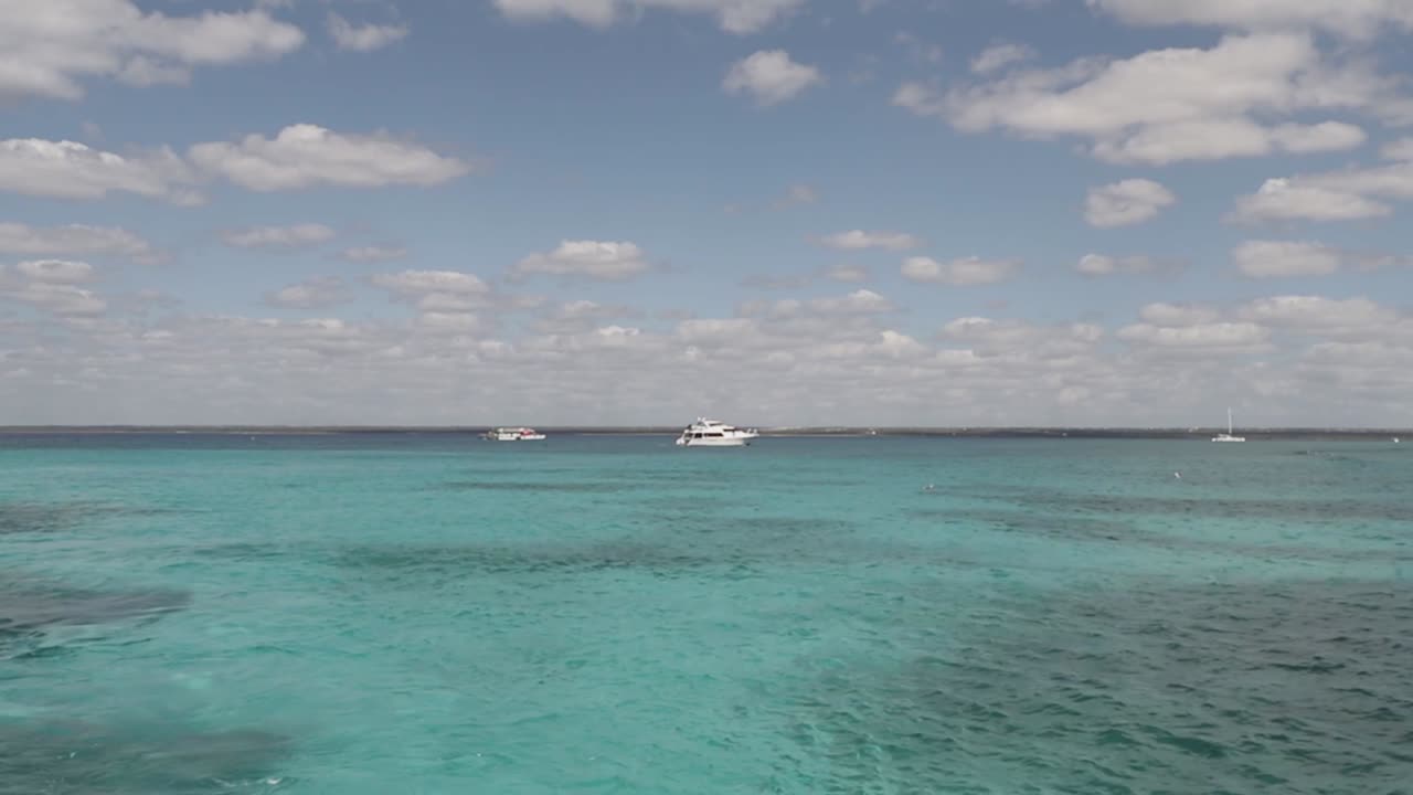 vista aérea de un fondo azul de agua de mar y reflejos solares