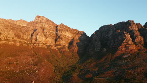 Majestuosa-Vista-De-La-Puesta-De-Sol-De-12-Apóstoles-Y-El-Parque-Nacional-De-La-Montaña-De-La-Mesa---Toma-Aérea-Panorámica