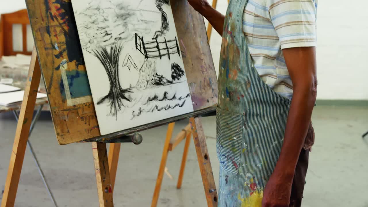 retrato de un artista dibujando un boceto en lienzo 4k