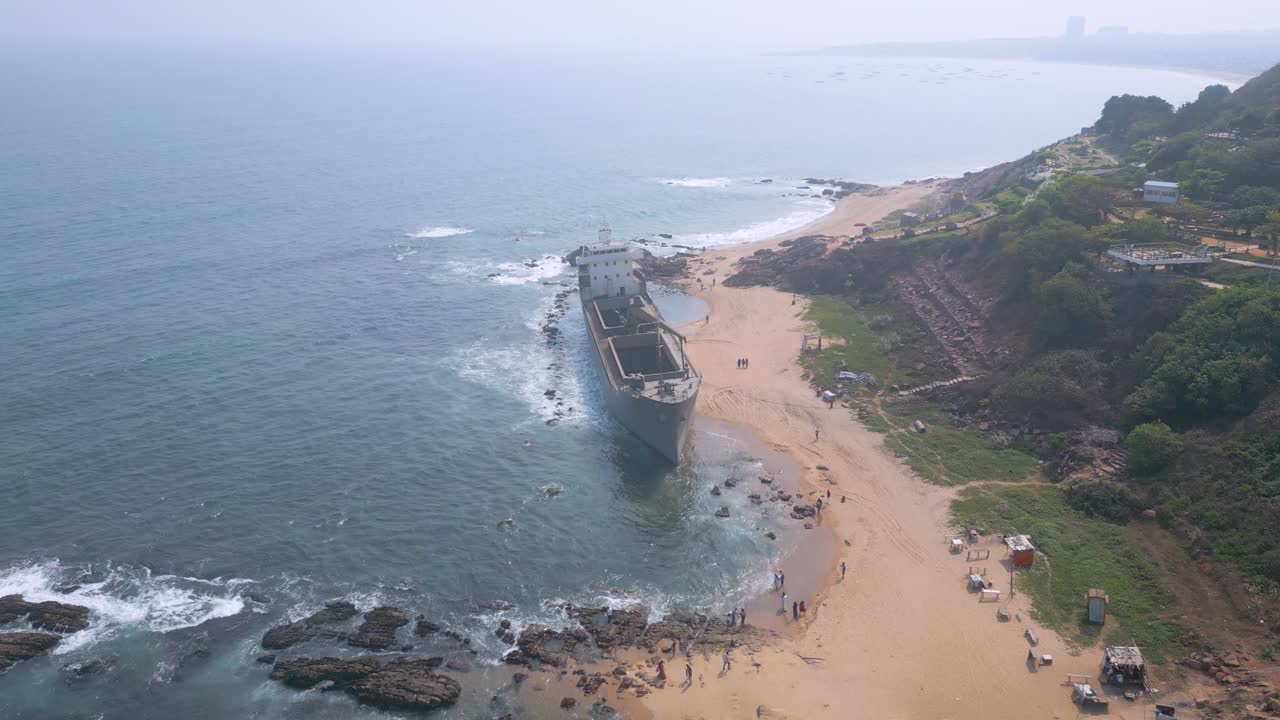 Veduta aerea di RK Beach, Bheemunipatnam Beach, Arco di roccia naturale, Tenneti Park, Nave MV MAA, Visakhapatnam, India