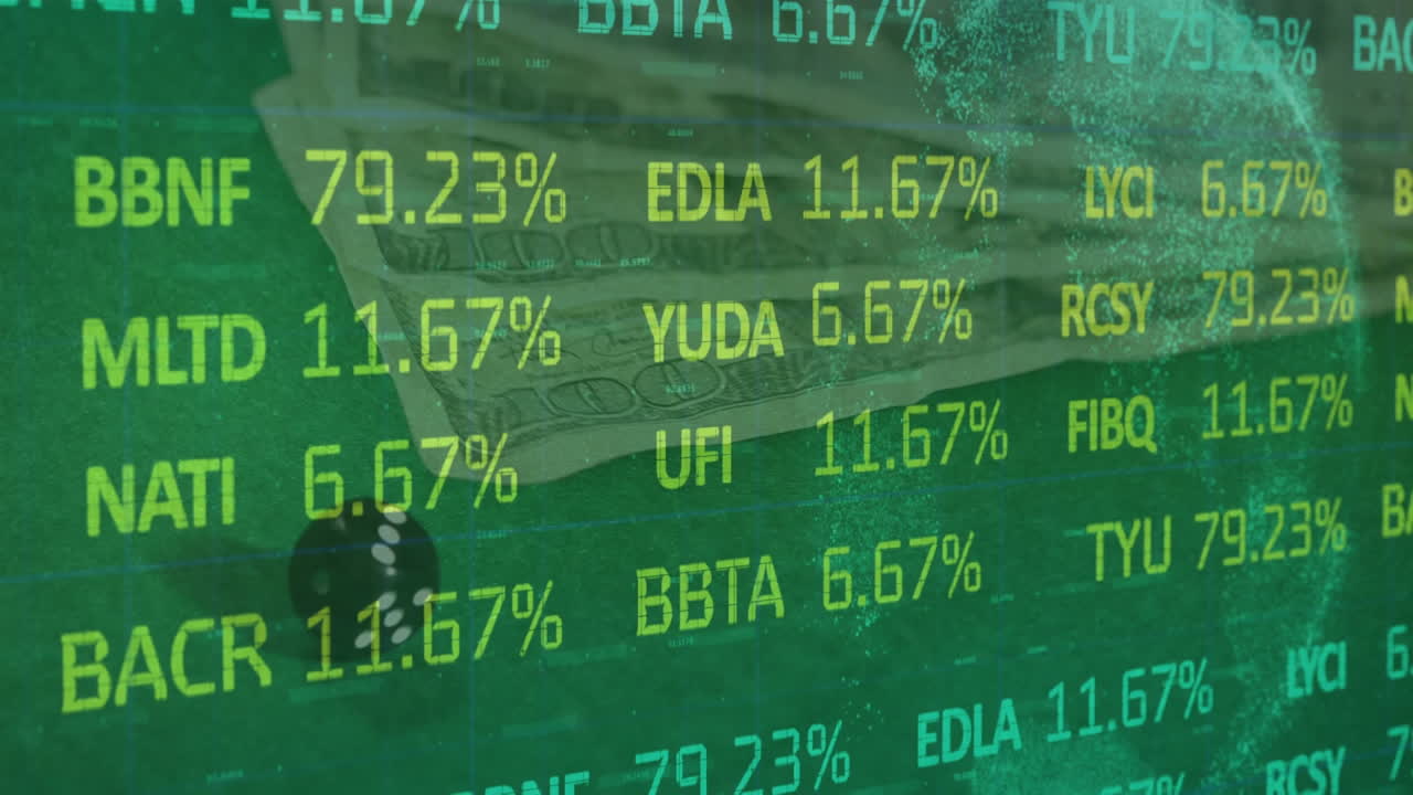 animación del procesamiento de datos financieros sobre dados y billetes de dólares estadounidenses en fondo verde