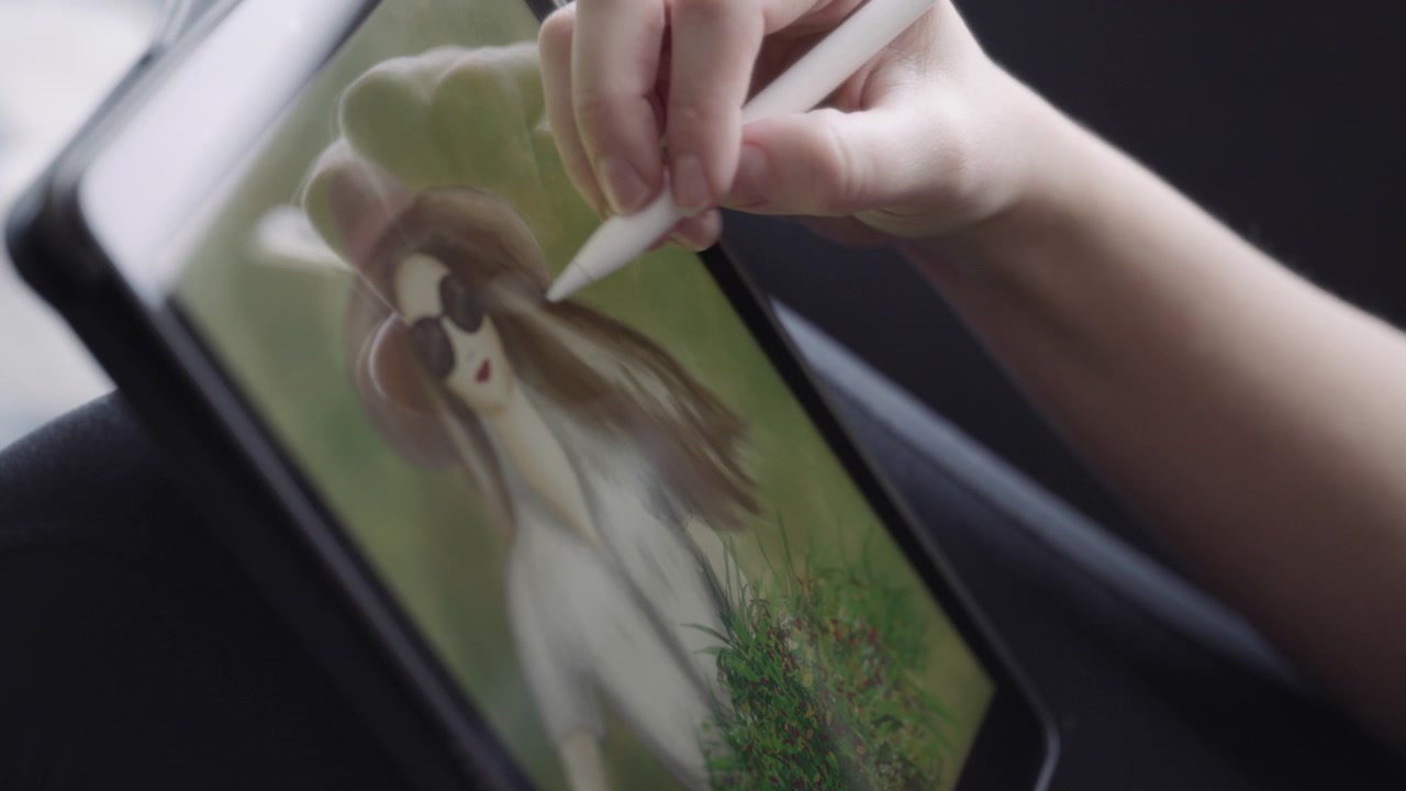 Um artista usando uma caneta para desenhar uma mulher em um tablet