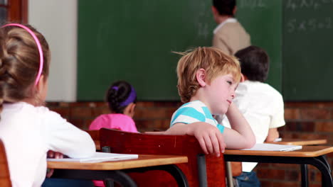 niño aburrido dirigiéndose a la cámara durante la clase