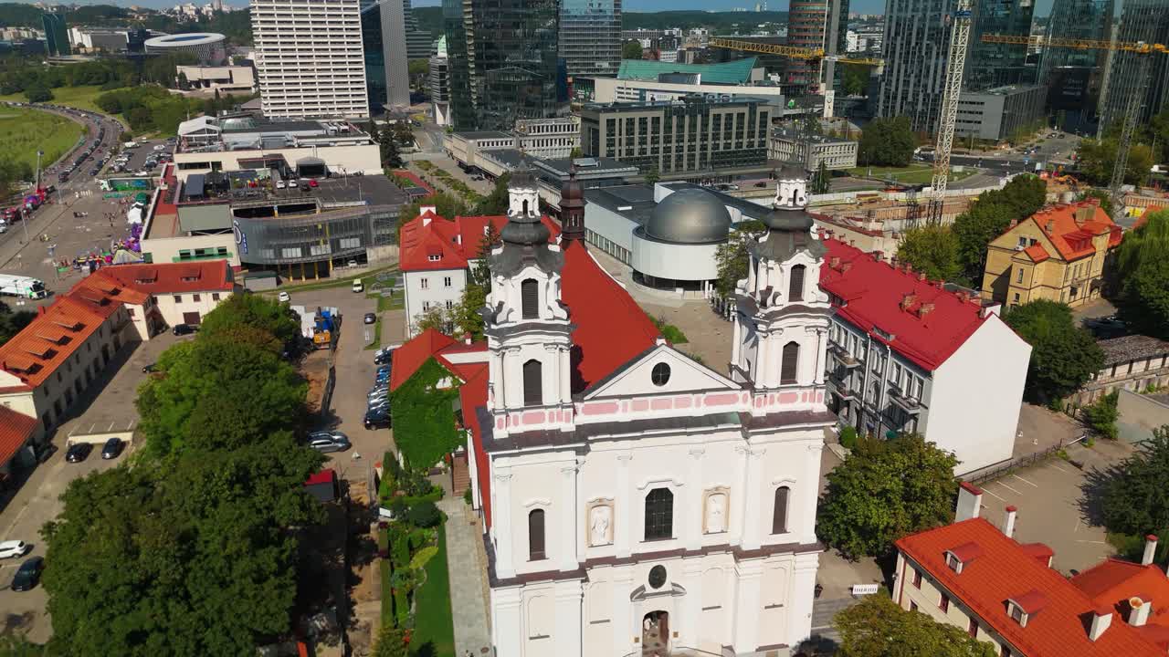 리투아니아 빌뉴스의 성 라파엘 대천사 성당 앞면의 드론 촬영