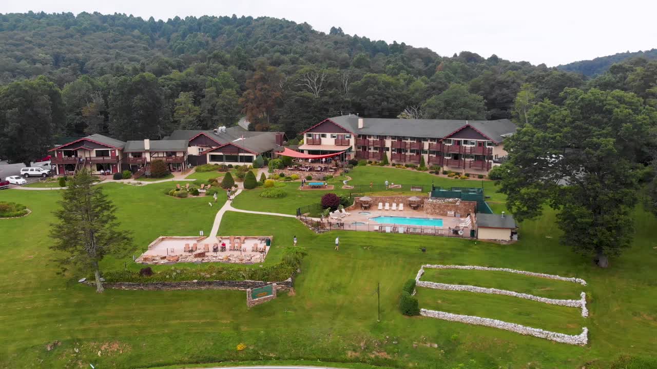 여름날 6일 노스캐롤라이나 리틀 스위스 산비탈 리조트의 4k 드론 비디오