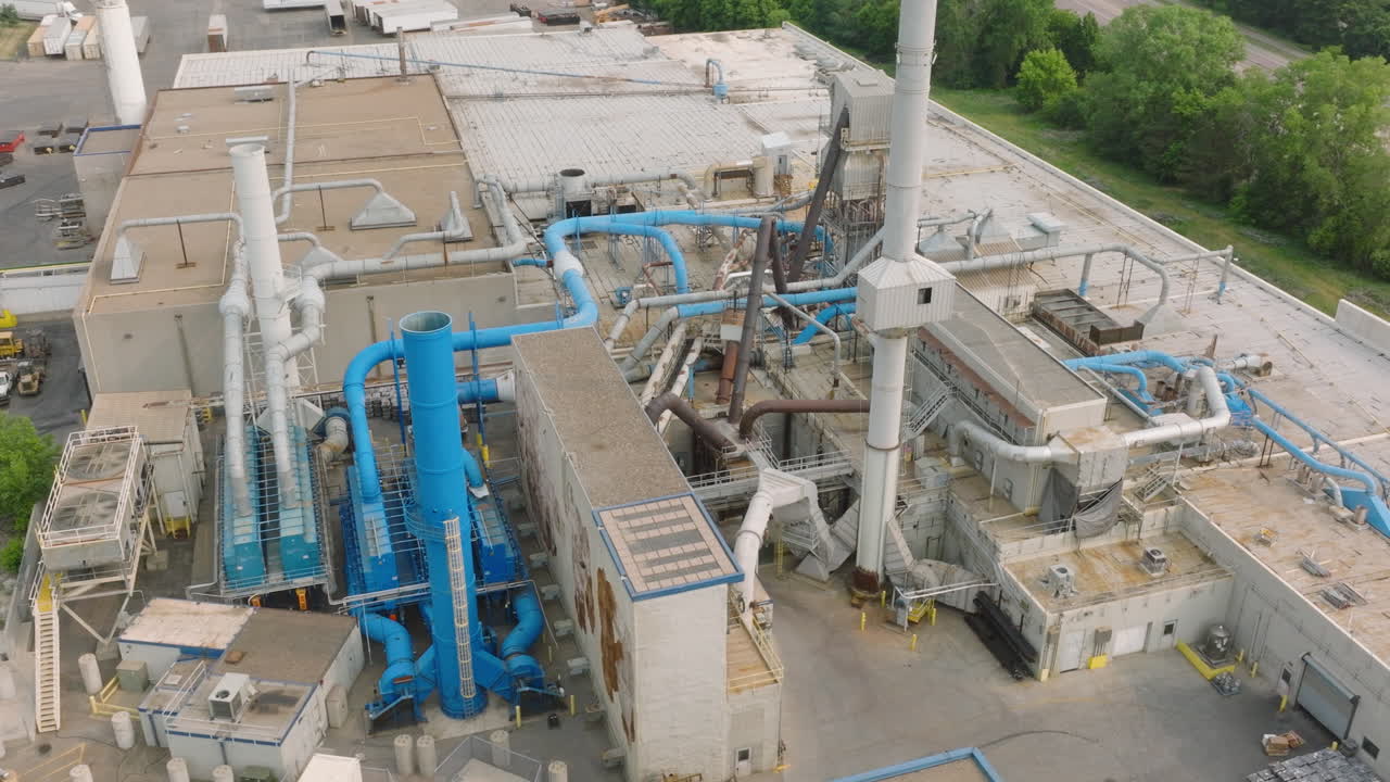 Vista aerea di una fabbrica industriale inattiva in Nord America